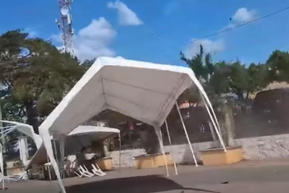 Varios puntos de Escuintla fueron afectados por los fuertes vientos. (Foto: Captura de video/Redes Sociales)