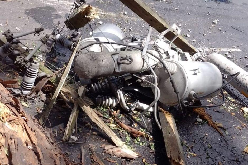 Postes de tendido el&eacute;ctrico han sufrido cortocircuitos y otros han sido destruidos por &aacute;rboles ca&iacute;dos debido a los fuertes vientos. (Foto: EEGSA)