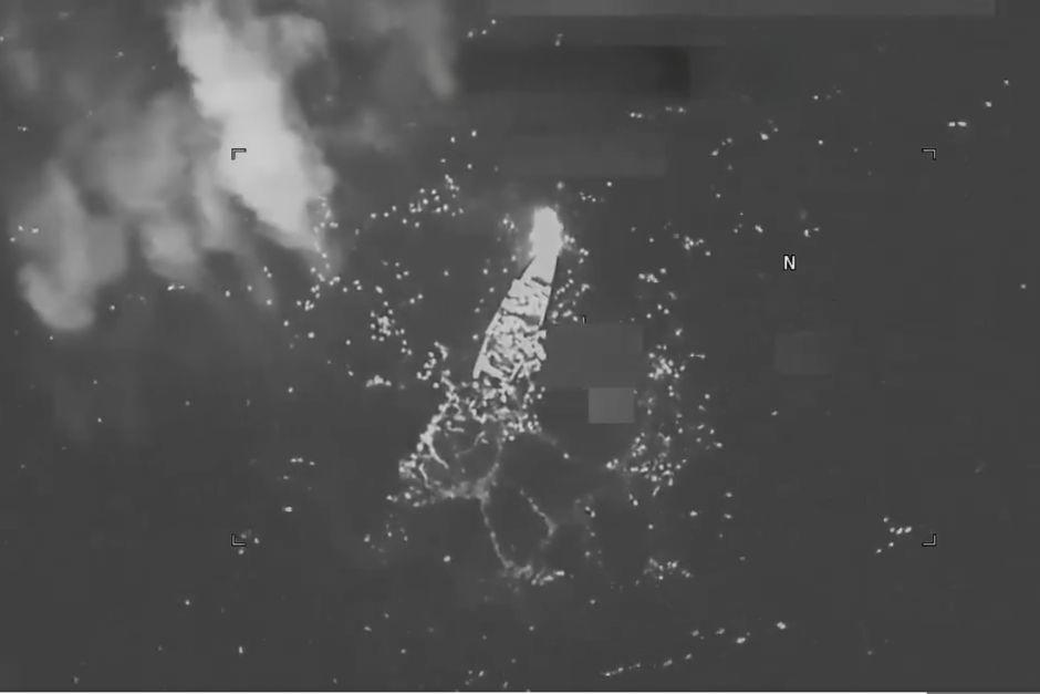 En la embarcaci&oacute;n viajaban tres personas que fallecieron tras el ataque. (Foto: Captura de video del Comando Sur de EEUU)