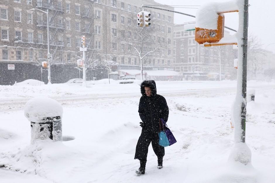 La tormenta provoc&oacute; cancelaciones de vuelos. (Foto: AFP)