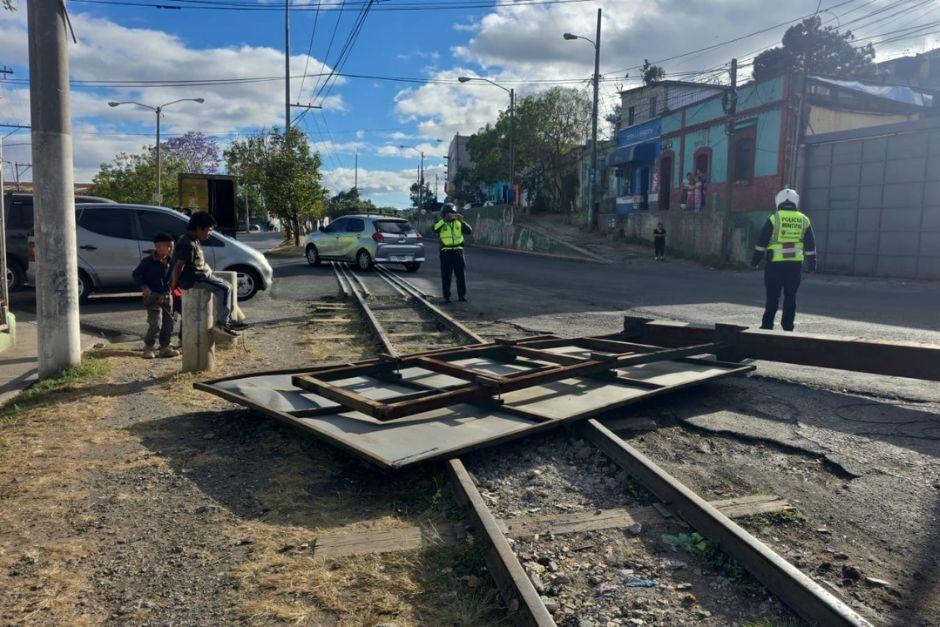 Las autoridades dan recomendaciones a conductores ante r&aacute;fagas de viento que han derribado objetos como se&ntilde;ales de tr&aacute;nsito. (Foto: PMT)