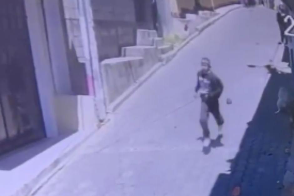 El ladr&oacute;n acechaba a la estudiante mientras ella hablaba por tel&eacute;fono. (Foto: Captura de video/Redes Sociales)