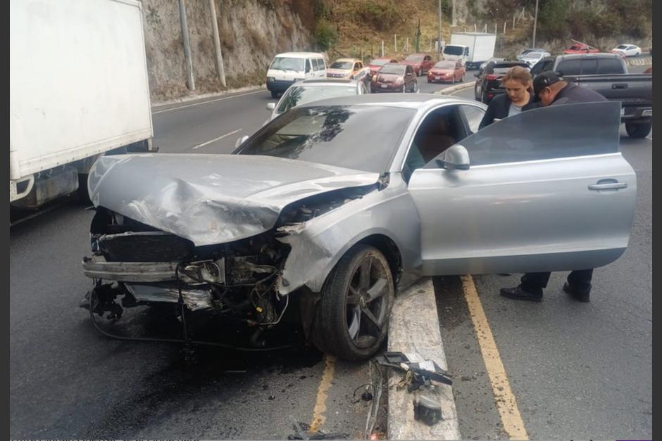 El auto qued&oacute; sobre el arriate central. (Foto: Tr&aacute;nsito Mixco)