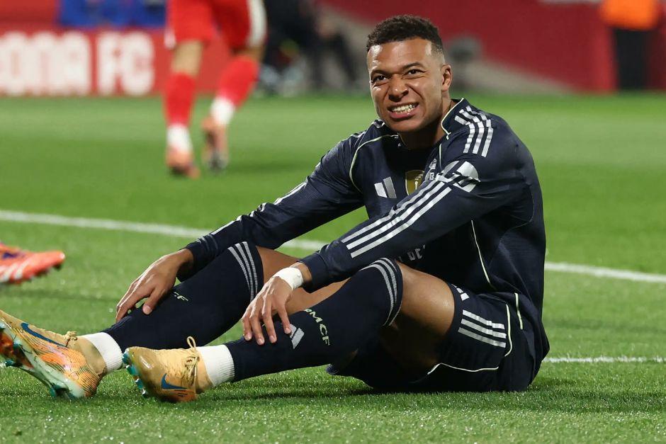 El astro franc&eacute;s sigue con molestias en su rodilla y el cuerpo t&eacute;cnico no quiere arriesgarlo a una lesi&oacute;n mayor. (Foto: Redes)