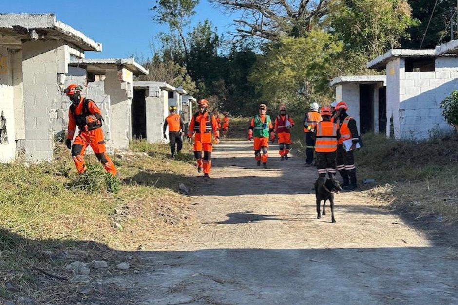 Como parte del simulacro,&nbsp;La unidad canina de rescate de Bomberos Voluntarios&nbsp;realiza la b&uacute;squeda y localizaci&oacute;n de personas en El Ceibal, Villa Canales, Guatemala. (Foto: Conred)