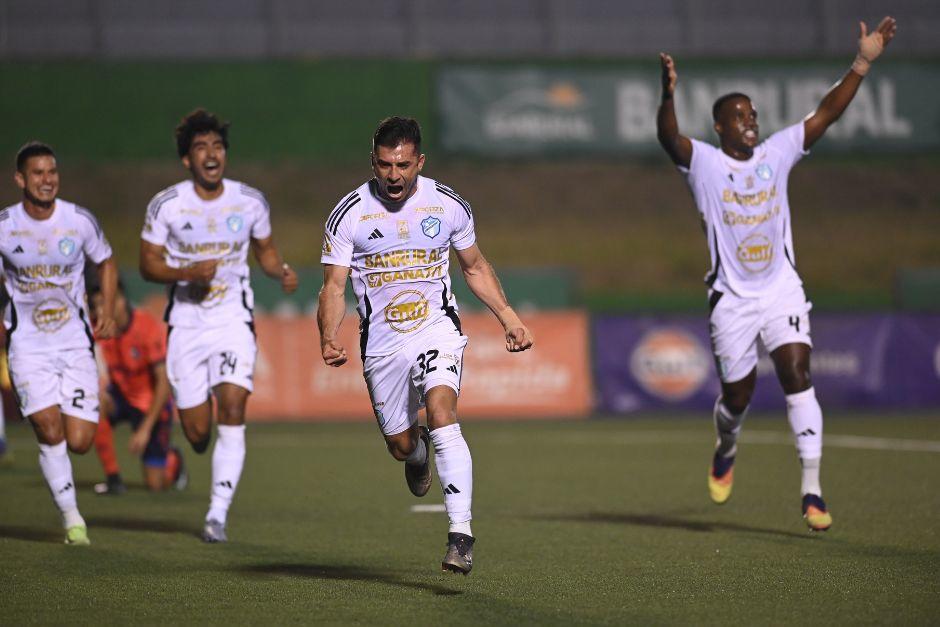 Wilson Pineda (32) fue el salvador de los albos al anotar el gol que dar&iacute;a los tres puntos ante los rojos. (Foto: Pedro Mijangos)