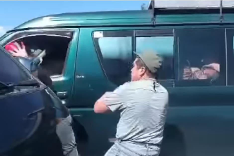 Tras insultarse en repetidas ocasiones los involucrados se van a los golpes (Foto: Captura de video/Redes Sociales)
