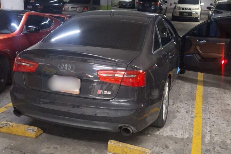Dentro de un veh&iacute;culo en un s&oacute;tano, qued&oacute; fallecido el presunto asaltante. (Foto: PNC)