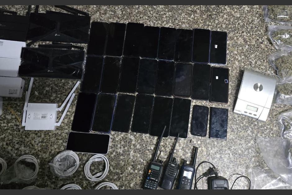 En lugar fueron decomisados varios objetos electr&oacute;nicos. (Foto: PNC)