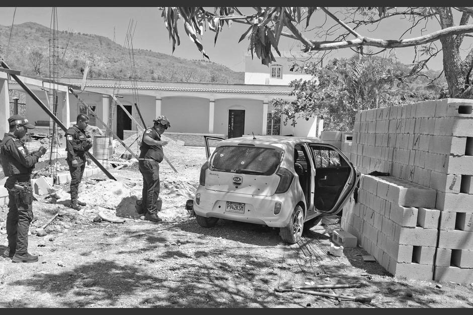 El auto termin&oacute; empotrado en unos blocs. (Foto: Bomberos Voluntarios)
