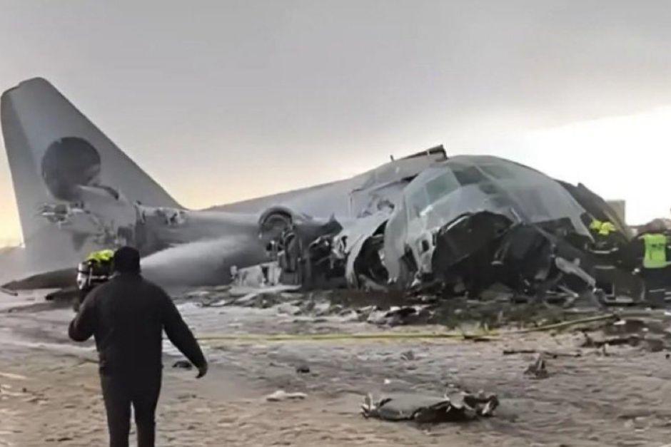 El avi&oacute;n militar se estrell&oacute; tras intentar despegar cerca del aeropuerto de La Paz. (Foto: Redes sociales)