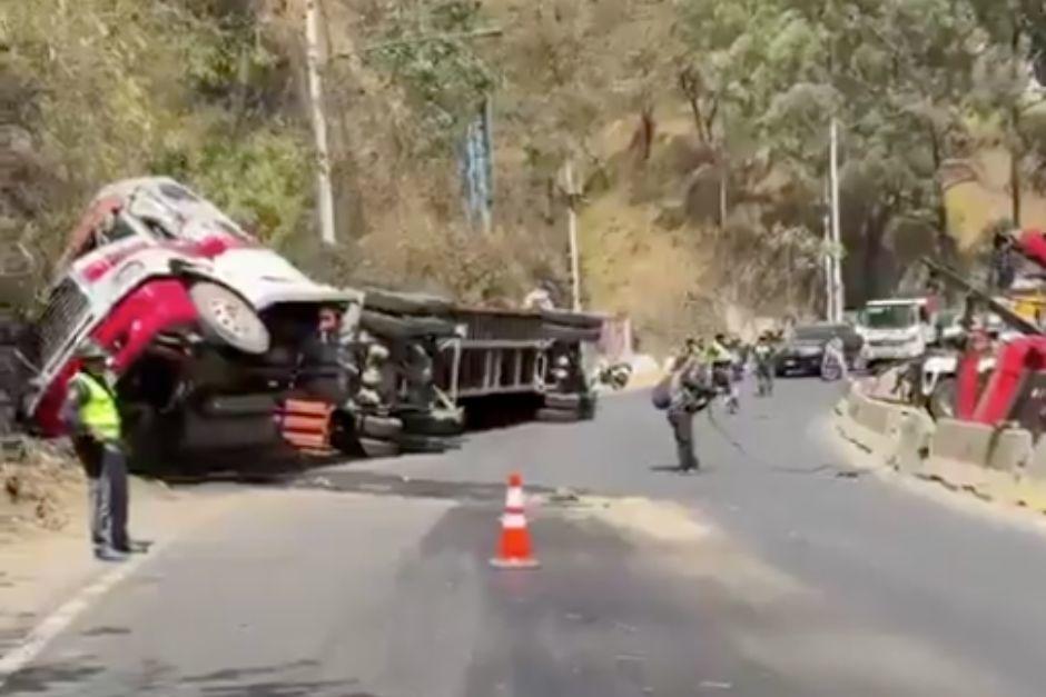 Tr&aacute;iler vuelca y provoca congestionamiento en ruta al Pac&iacute;fico
