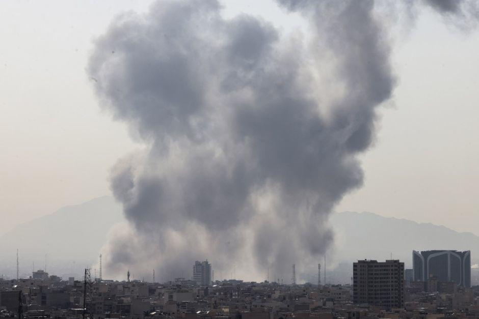 Las explosiones provocaron columnas de humo luego de la ca&iacute;da de los misiles. (Foto: AFP)