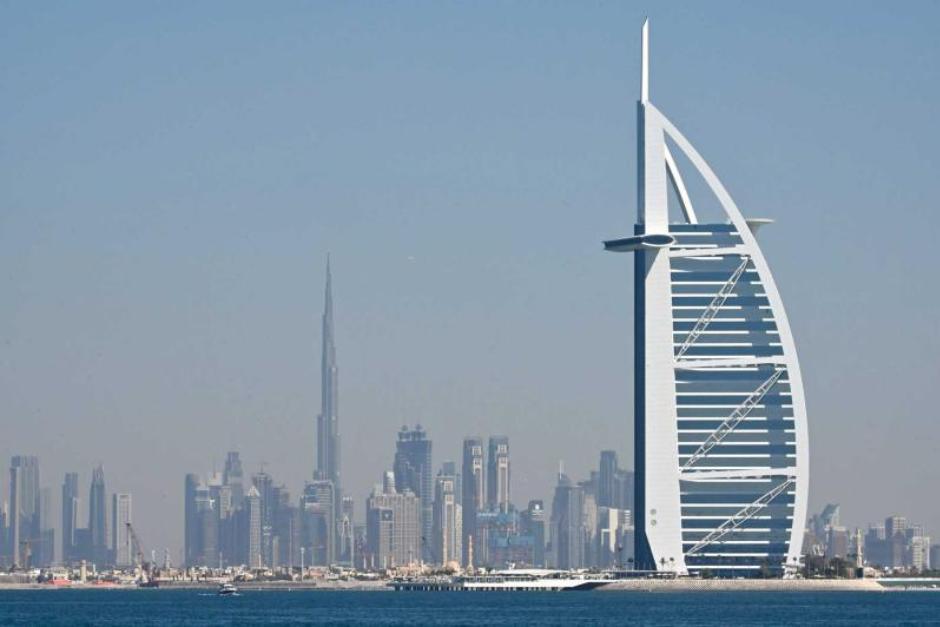 Un dron iran&iacute; impact&oacute; en el emblem&aacute;tico edificio&nbsp;Burj Al Arab, en Dubai. (Foto: AFP/Soy502)