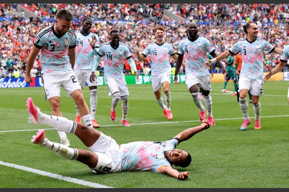 Tielemans festeja su segundo gol del partido, desde el punto penal, y que signific&oacute; el pase de B&eacute;lgica a octavos de final. (Foto: AFP)