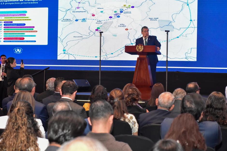 El presidente Bernardo Ar&eacute;valo present&oacute; 13 proyectos estrat&eacute;gicos de infraestructura y transporte que buscan mejorar la movilidad en el &aacute;rea metropolitana y reducir la congesti&oacute;n vehicular. (Foto: Estuardo Paredes / Soy502)