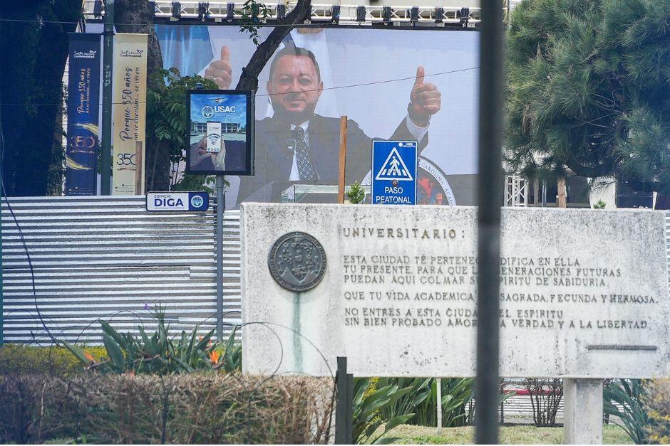 En el interior del campus central de la Usac, trabajadores celebraron la asunci&oacute;n de Walter Mazariegos como rector por los pr&oacute;ximos cuatro a&ntilde;os. (Foto: Wilder L&oacute;pez/Soy502)