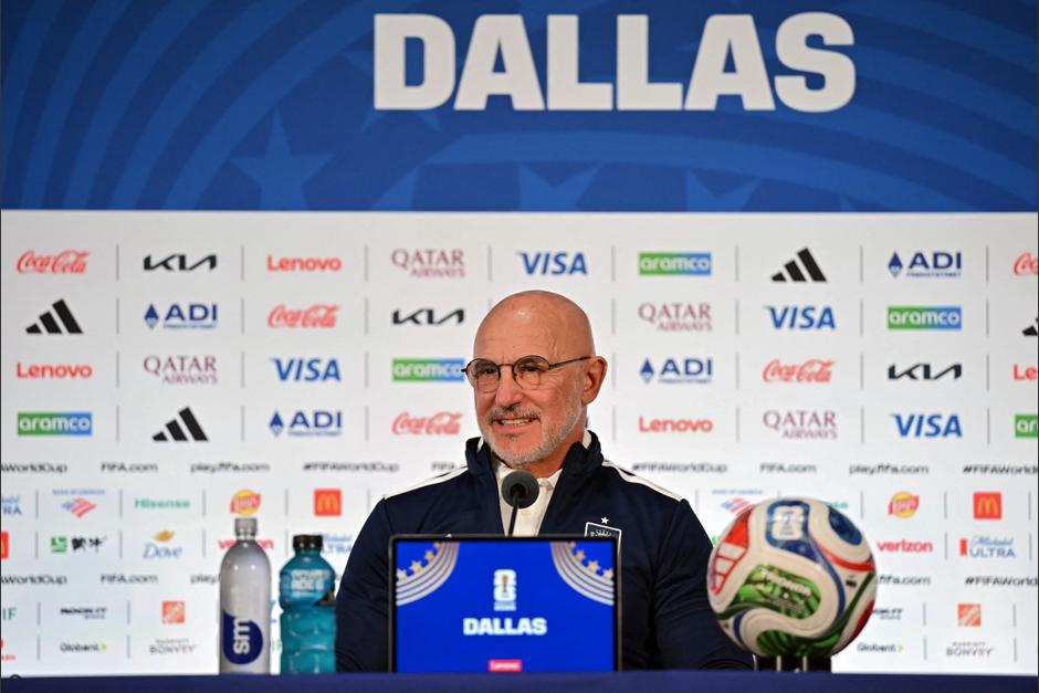 De la Fuente aprovech&oacute; la conferencia para destacar el trabajo de Cristiano dentro y fuera del campo. (Foto: AFP)