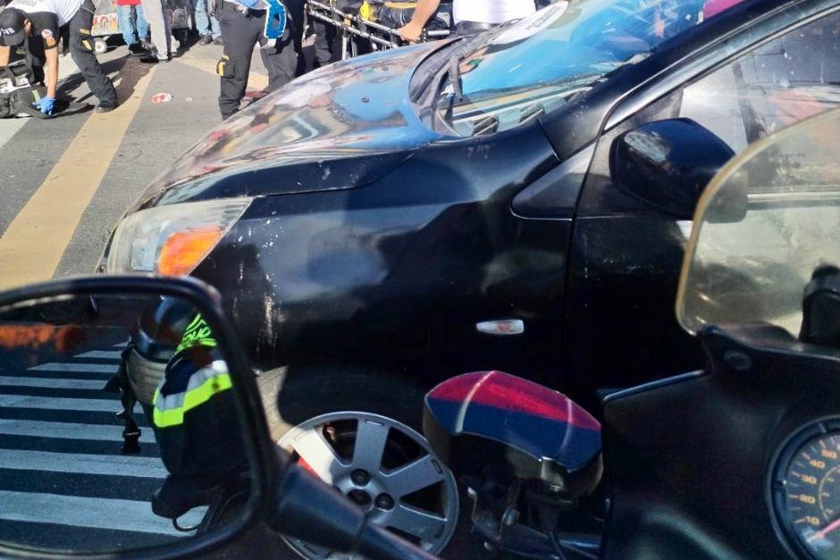 Un autom&oacute;vil y una motocicleta chocaron esta tarde en la avenida Elena, zona 3. (Foto v&iacute;a: Am&iacute;lcar Montejo)