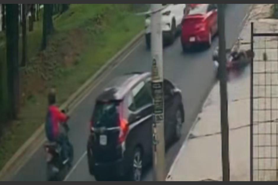 El motorista termin&oacute; en el suelo tras impactar con el auto. (Foto: captura de video)