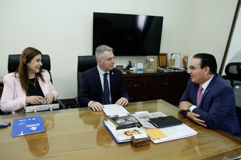 El ministro del Interior, Marco Antonio Villeda, y el Jefe de la Misi&oacute;n de Acnur, Vito Trani, acuerdan asistencia para refugiados. (Foto: Mingob/Soy502)