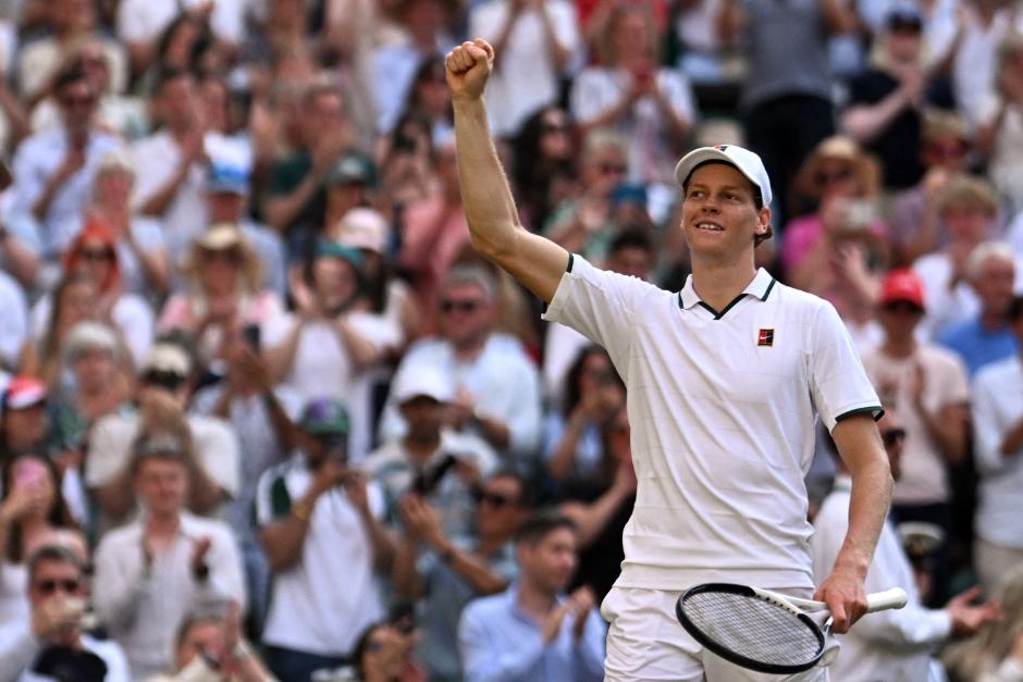 El italiano no tuvo piedad en el c&eacute;sped de la cancha central y volver&aacute; a estar ah&iacute; el domingo, frente a Zverev, buscando el t&iacute;tulo. (Foto: AFP)
