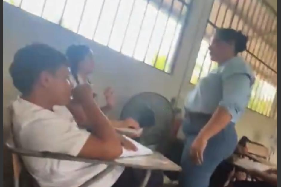 La agresi&oacute;n fue grabada por otro estudiante. (Foto: captura de video)