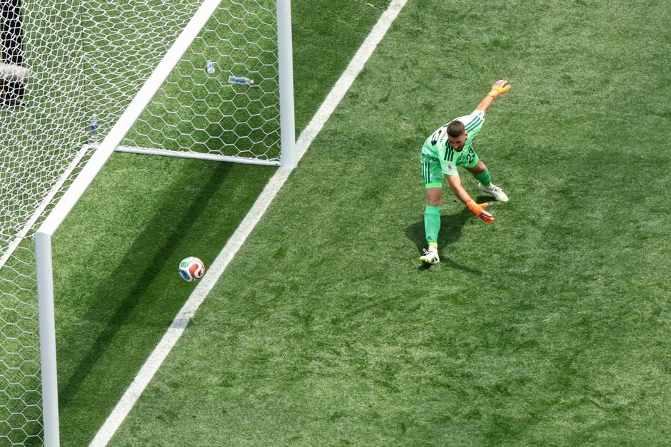 Unai Sim&oacute;n concede la anotaci&oacute;n de&nbsp;Charles De Ketelaere de la selecci&oacute;n de B&eacute;lgica. (Foto: AFP)