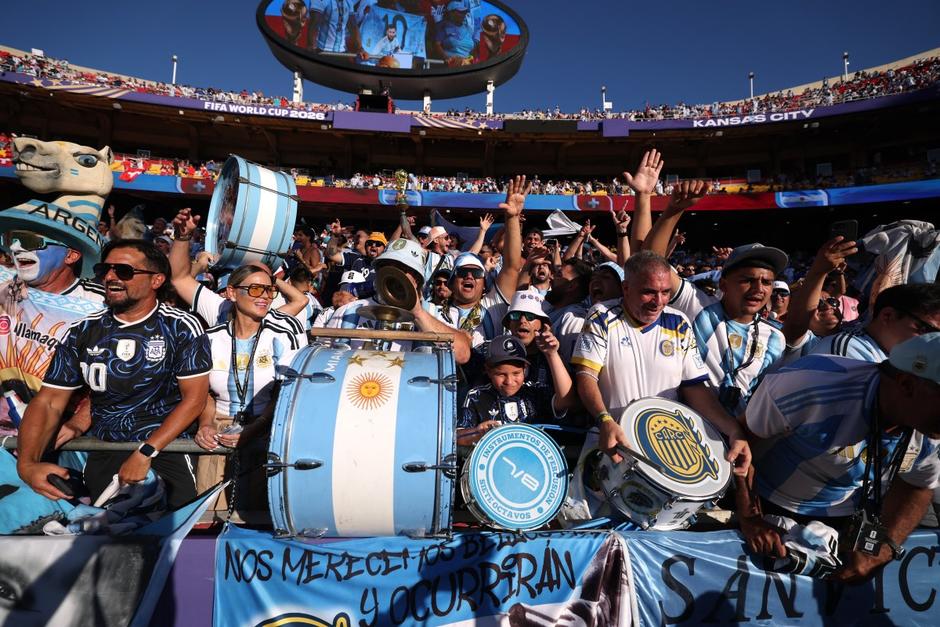 Con bombos, banderas o c&aacute;nticos a todo pulm&oacute;n, los hinchas argentinos nunca defraudan. (Foto: AFP)
