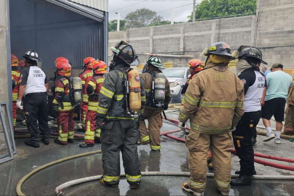 La r&aacute;pida intervenci&oacute;n de los cuerpos de socorro permiti&oacute; confinar el incendio y proteger las bodegas vecinas dentro del complejo comercial. (Foto: CBV / Soy502)