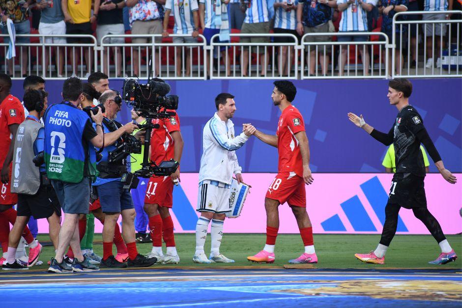 El astro argentino fue buscado por los jugadores rivales en la previa al juego. (Foto: Rudy Mart&iacute;nez)