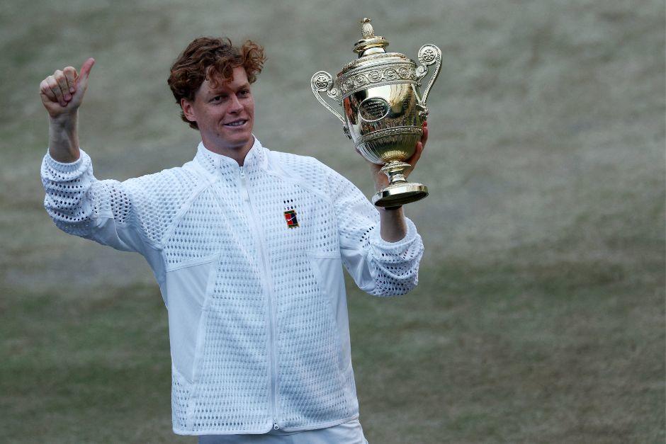 El italiano levant&oacute; su segundo trofeo en la gramilla londinense ante la ovaci&oacute;n del p&uacute;blico. (Foto: AFP)