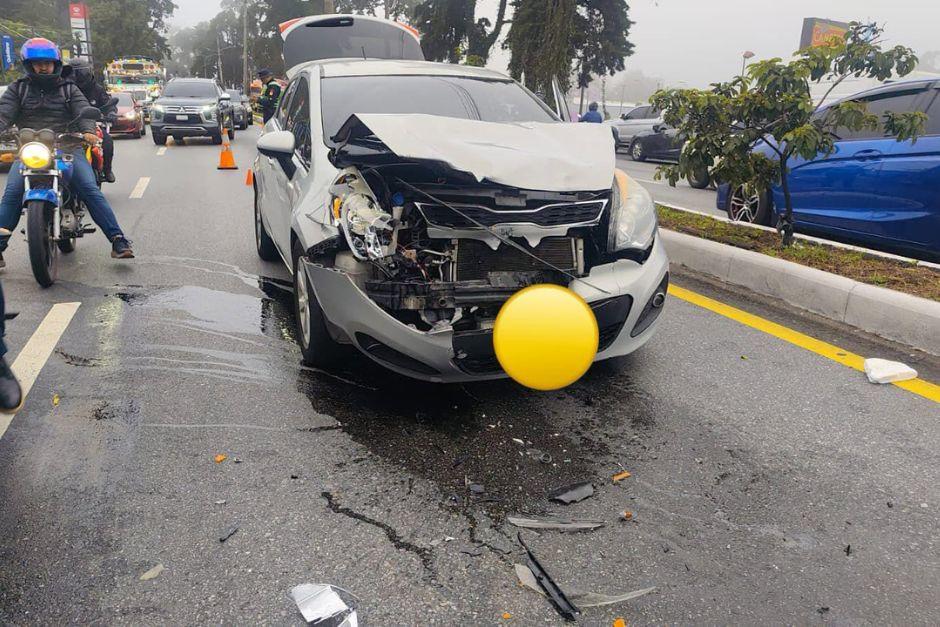Un autom&oacute;vil sufri&oacute; da&ntilde;os materiales tras una colisi&oacute;n esta ma&ntilde;ana de lunes. (Foto: PMT de Santa Catarina Pinula)