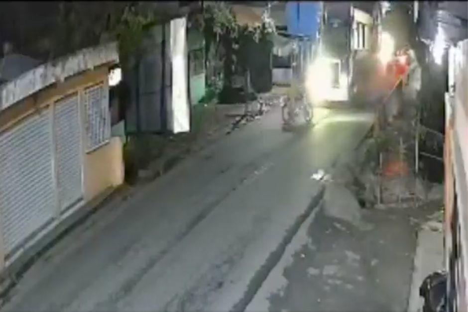 Un motorista se le atraves&oacute; a un tr&aacute;iler y se salv&oacute; de morir arrollado. (Foto: Captura de video)