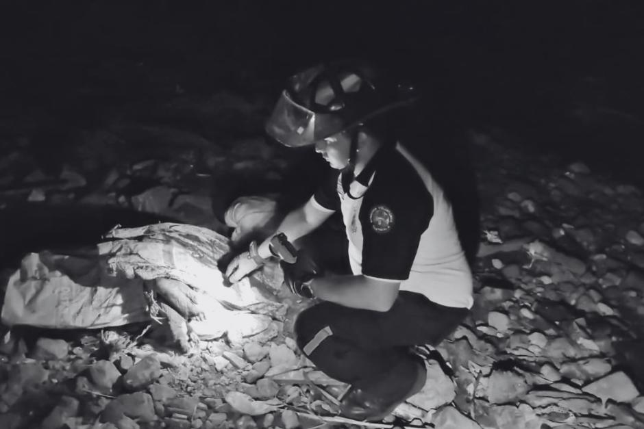 Los socorristas realizaron maniobras de rescate luego de ubicar el cuerpo en el r&iacute;o. (Foto: CVB)