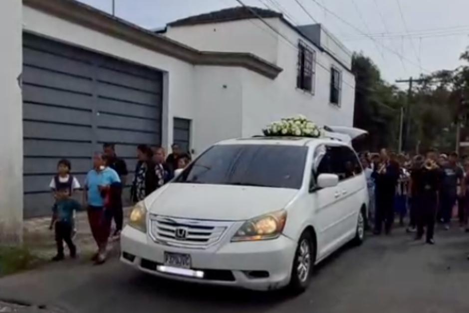 Familiares y seres queridos se re&uacute;nen frente al domicilio donde se llev&oacute; a cabo el funeral de Nidia Bautista. (Foto: Captura de video)
