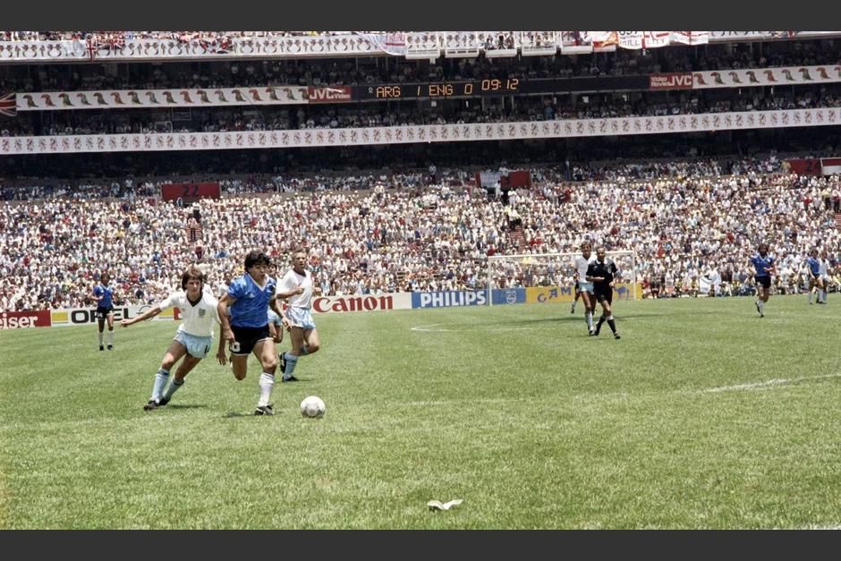 Diego Armando Maradona anot&oacute; dos veces en la eliminaci&oacute;n de los ingleses en M&eacute;xico 1986. (Foto: FIFA)