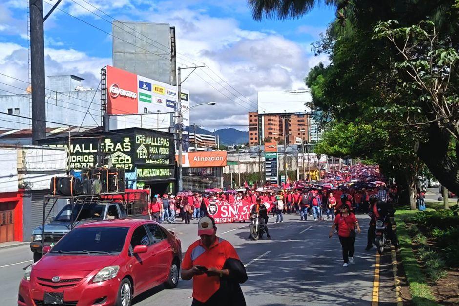 Varias personas se han reunido para manifestar en la calzada Roosevelt. (Foto v&iacute;a: Am&iacute;lcar Montejo)