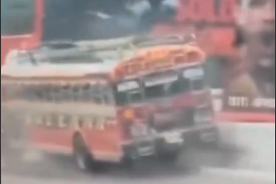 Un pasajero falleci&oacute; tras caer de la unidad. (Foto: captura de video)