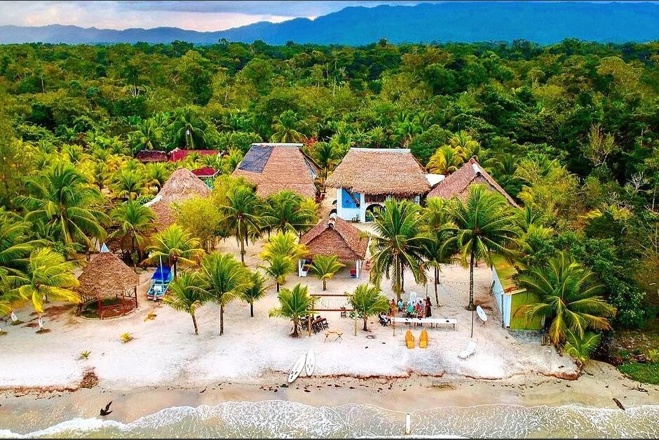 El destino destaca por su densa vegetaci&oacute;n tropical.&nbsp;(Foto: Cortes&iacute;a droneandoandogt)