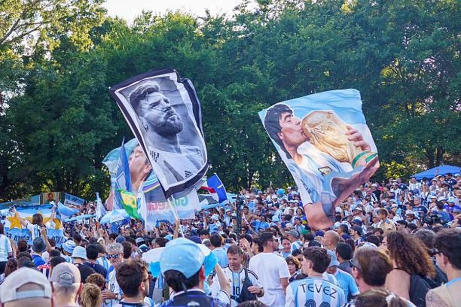 Los aficionados argentinos han realizado "banderazos" para apoyar a su selecci&oacute;n en Estados Unidos, pero el pasado martes se enfrentaron entre ellos. (Foto: Getty Images)