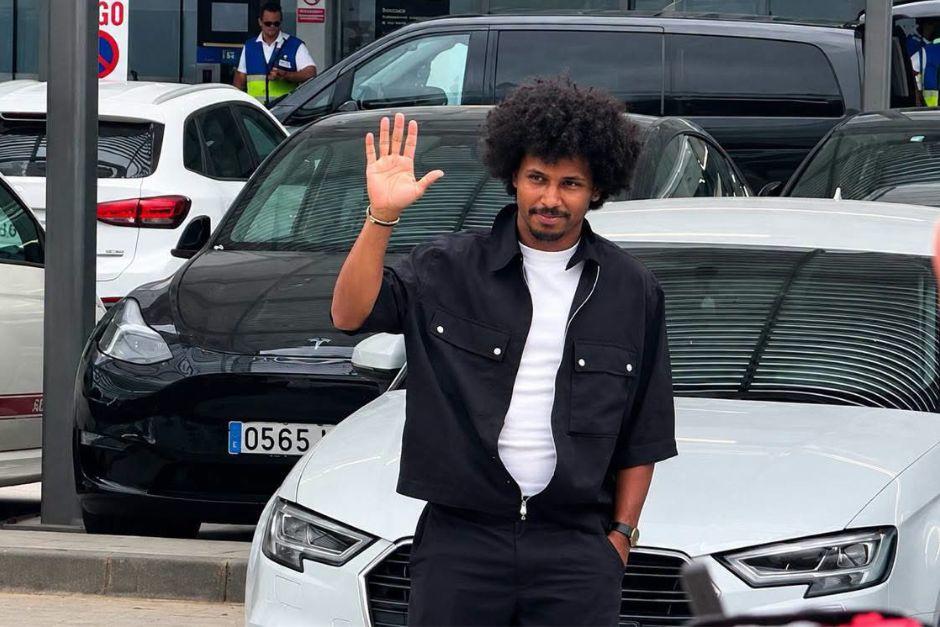 Adeyemi salud&oacute; a los aficionados en su llegada a Barcelona. (Foto: Diario Sport)