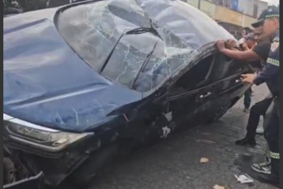 El conductor del auto logr&oacute; salir ileso. (Foto: captura de video)