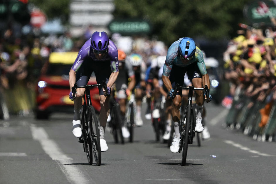 Schmid (izq.) derrot&oacute; en el mano a mano final a Harold Tejada. (Foto: AFP)