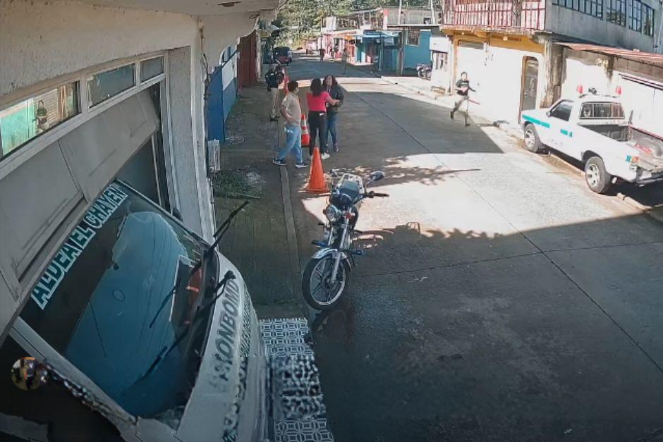 Algunas personas corr&iacute;an o sal&iacute;an de los inmuebles para resguardarse durante el sismo. (Foto: Captura de video)
