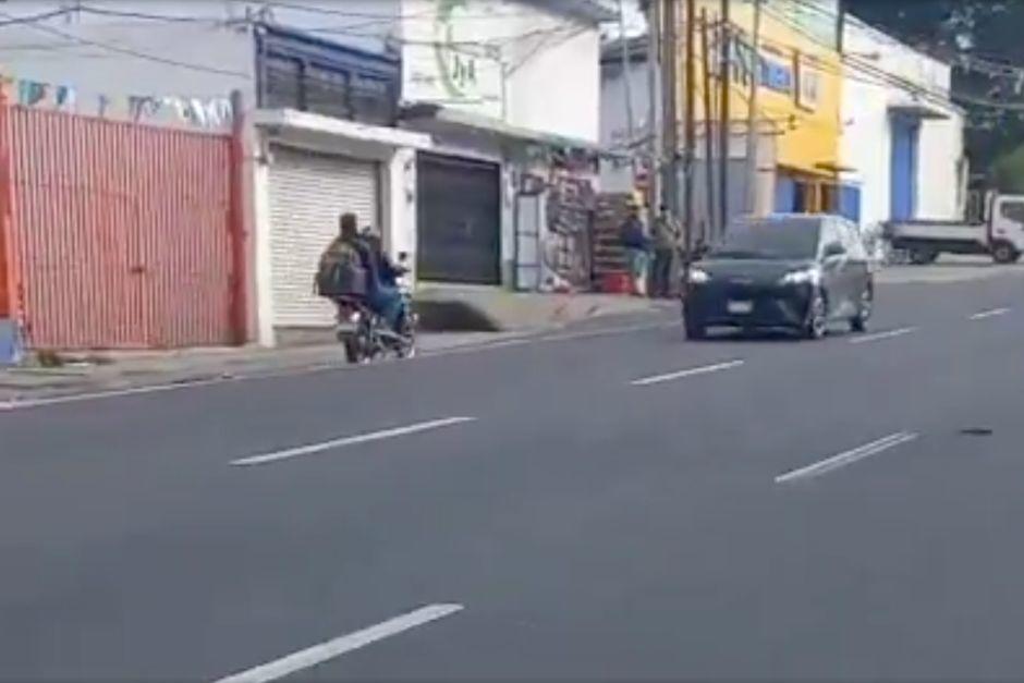 Un motorista y su acompa&ntilde;ante circulaban en contra de la v&iacute;a en la calzada Ra&uacute;l Aguilar Batres. (Foto: Captura de video)