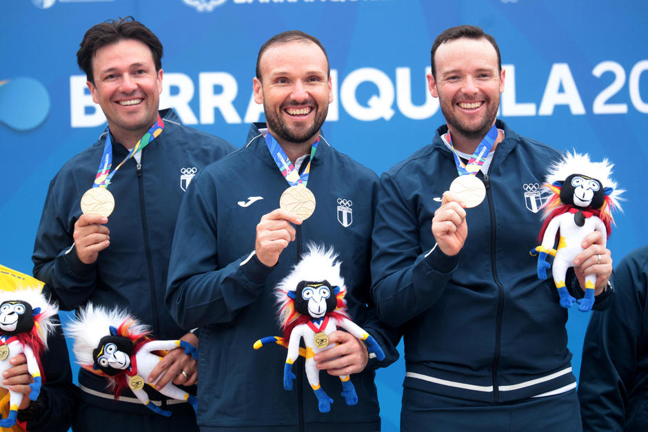 Los hermanos Hebert, Enrique y Jean Pierre Brol, subieron al podio del tiro en Barranquilla 2018, la mejor actuaci&oacute;n de la historia. (Foto: COG)