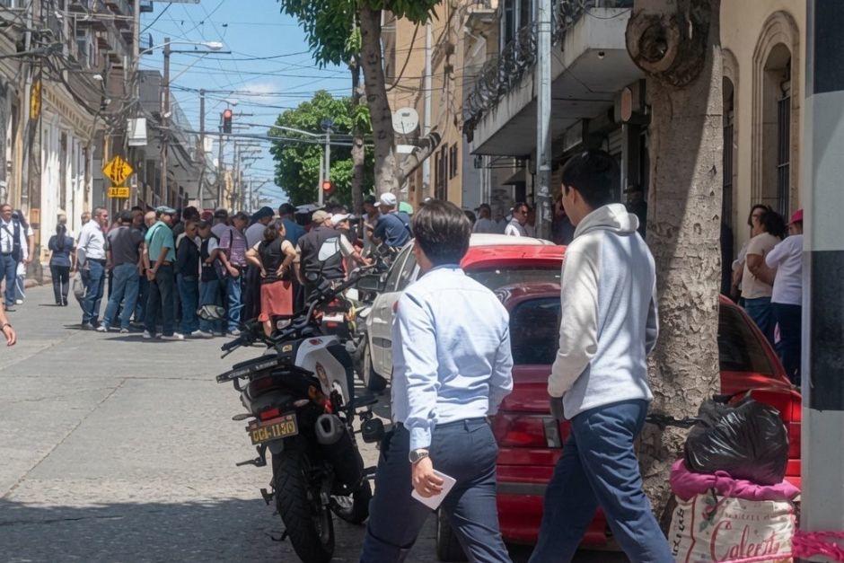 Dos grupos de manifestantes se encuentran manifestando este lunes en zona 1. (Foto v&iacute;a: Am&iacute;lcar Montejo)