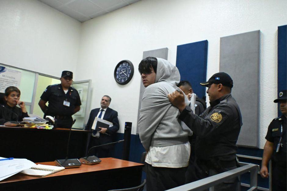 Durante la audiencia de primera declaraci&oacute;n de Camilo Calvo, acusado de asesinar a su padre y exfuncionario de Gobierno, el acusado se torn&oacute; violento. (Foto: Jos&eacute; Luis Pos / Soy502)