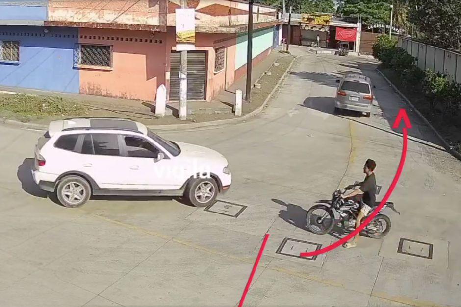La imprudencia de un conductor provoc&oacute; el accidente vial. (Foto: Captura de video)